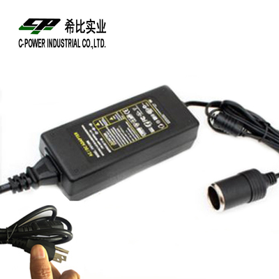Moderno adattatore per auto da 60W DC 12V a 220V AC con connessione desktop 12VDC 5A
