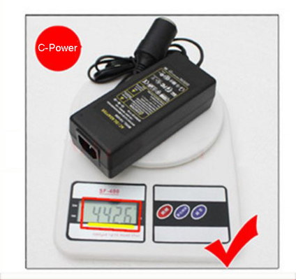 Moderno adattatore per auto da 60W DC 12V a 220V AC con connessione desktop 12VDC 5A