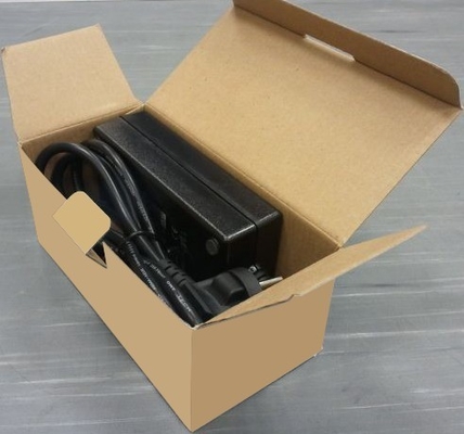 Moderno adattatore per auto da 60W DC 12V a 220V AC con connessione desktop 12VDC 5A