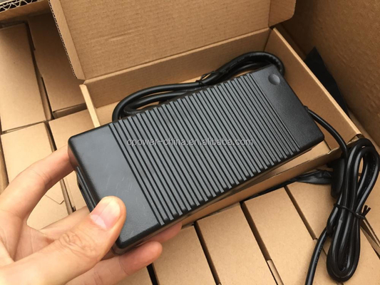 Tipo desktop Adaptore alternativo con corrente di uscita 12V 10amp e tipo di uscita CC