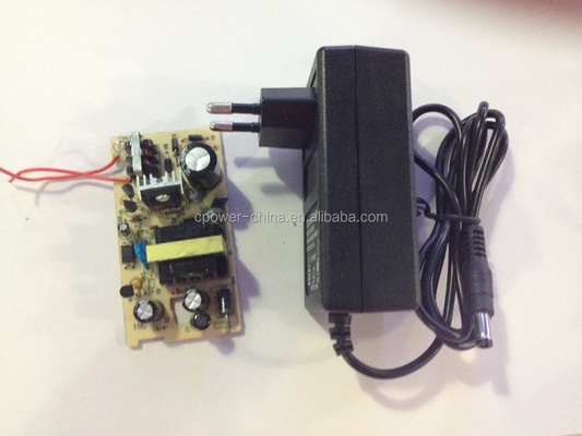 Collegamento 24w 5v 12v 2a AC DC LED CCTV Power Adapter per una potenza stabile
