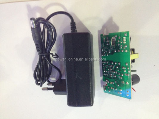 Collegamento 24w 5v 12v 2a AC DC LED CCTV Power Adapter per una potenza stabile
