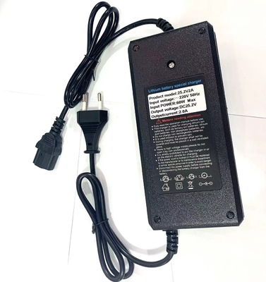 Potente e conveniente caricabatterie ad adattatore da 25,2 V a 2 A per batterie al litio a potenza C