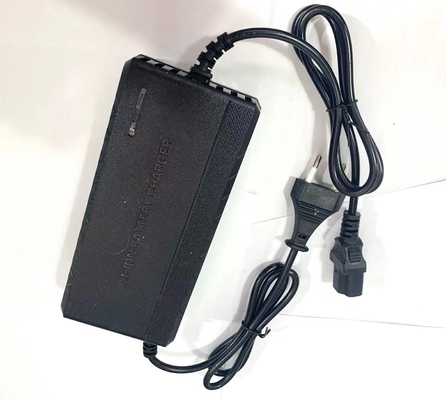 Potente e conveniente caricabatterie ad adattatore da 25,2 V a 2 A per batterie al litio a potenza C