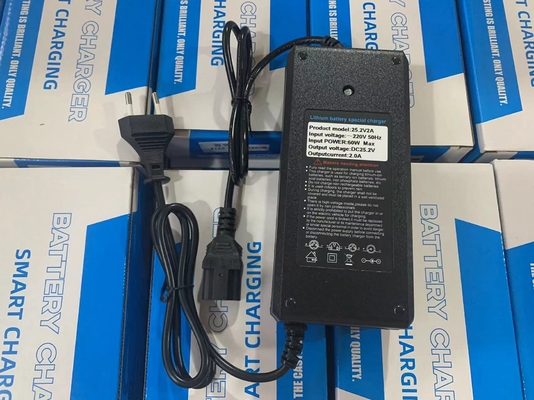 Potente e conveniente caricabatterie ad adattatore da 25,2 V a 2 A per batterie al litio a potenza C