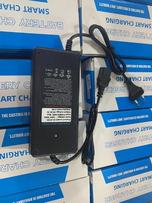 Potente e conveniente caricabatterie ad adattatore da 25,2 V a 2 A per batterie al litio a potenza C
