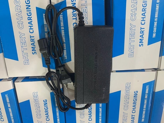 Potente e conveniente caricabatterie ad adattatore da 25,2 V a 2 A per batterie al litio a potenza C